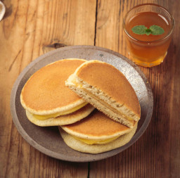 dorayaki-pancakes-stuffed-with-vanilla-japanese-food